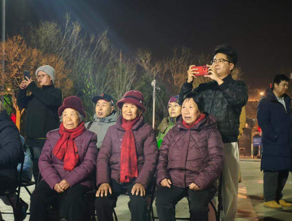 临沂小伙一家受邀夜游宛平城：母亲满足的笑容比任何光影都要亮