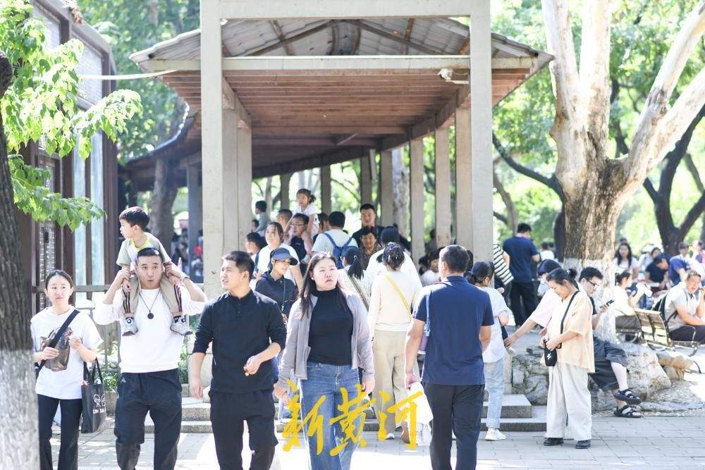 济南动物园成“遛娃胜地”，全家出游乐享亲子时光