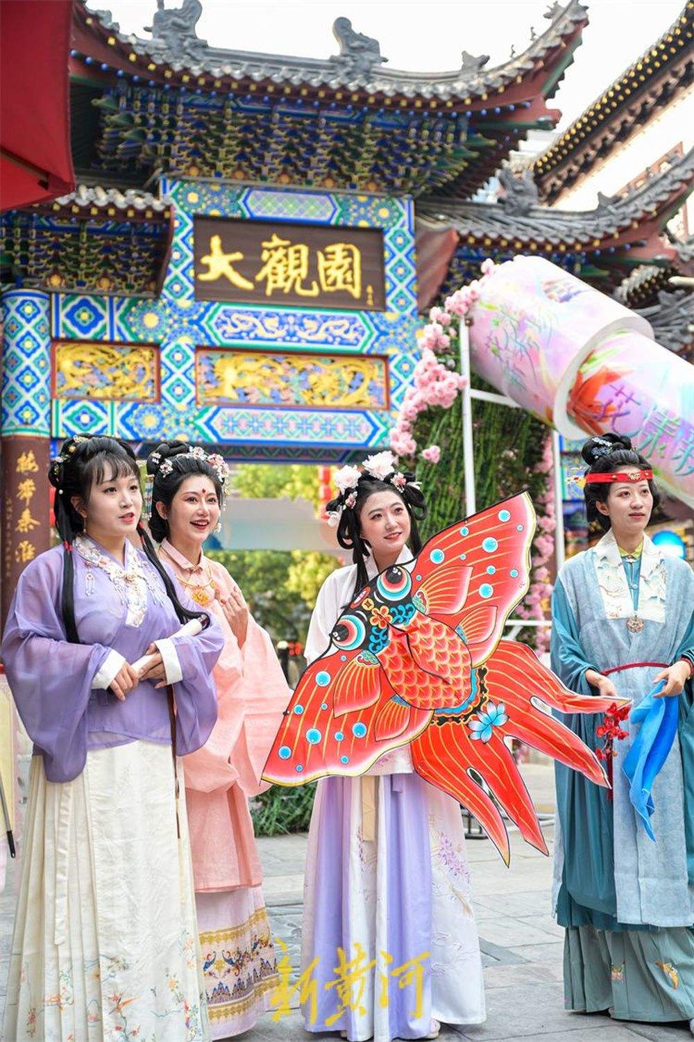 《红楼梦》十二钗游大观园 展示汉服文化魅力