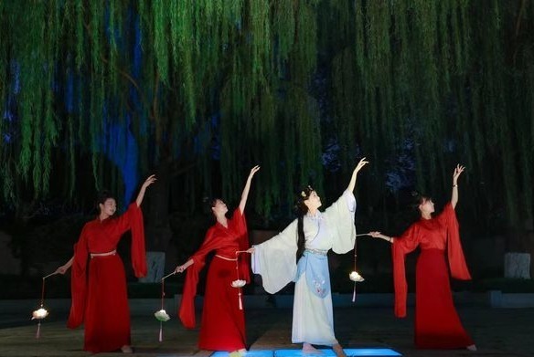 “明湖花月夜·澜影见月圆”沿湖情景演艺