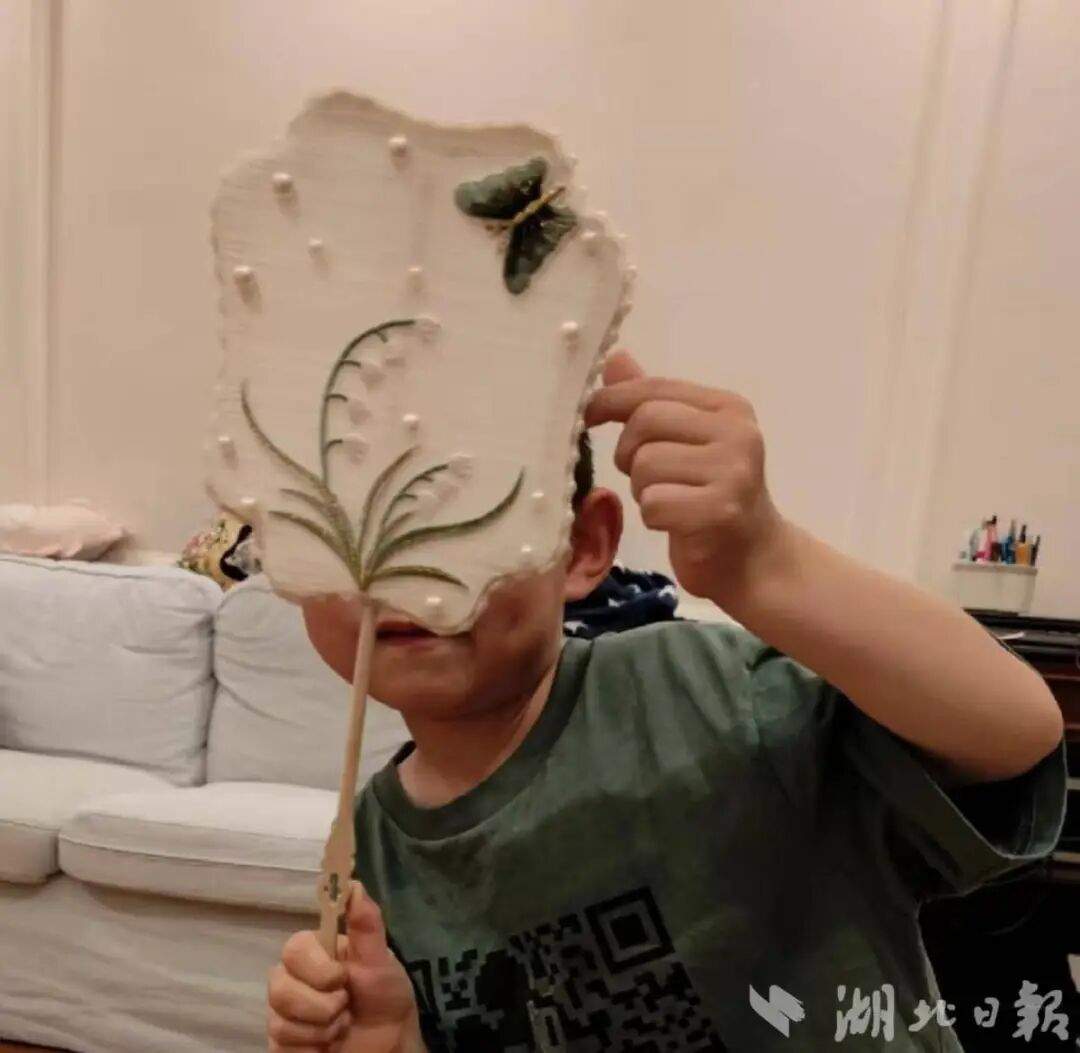 儿子说想做蚕丝被，妈妈网购1万粒蚕卵，耗时64天手搓两床蚕丝被