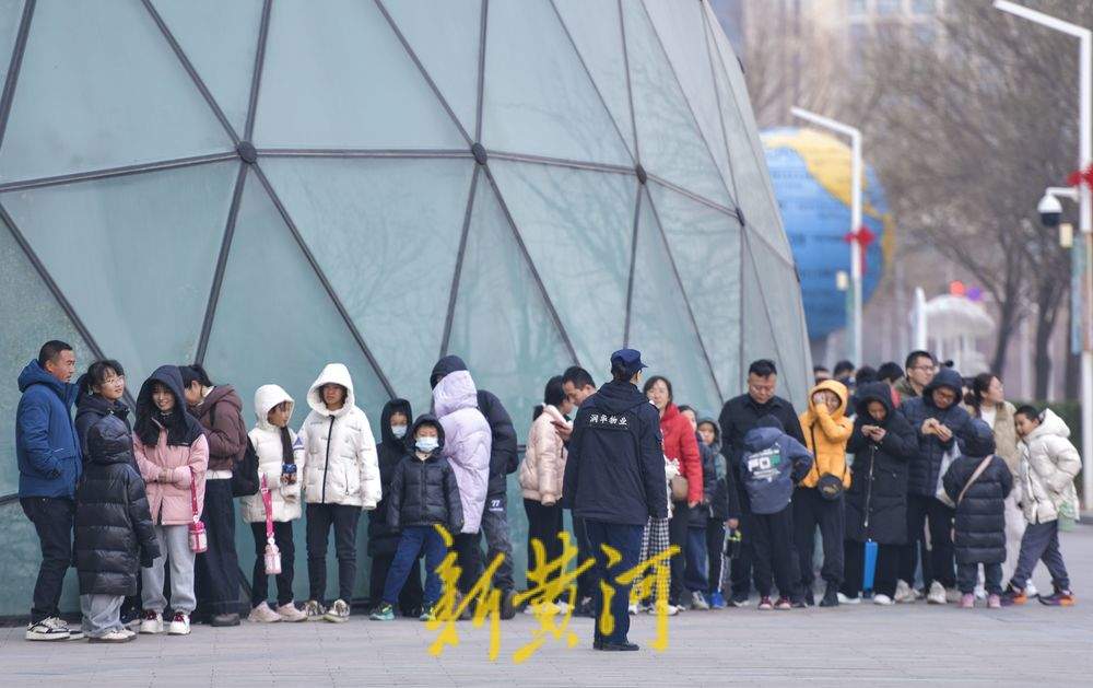 “泉”在济南冬游记｜科技馆里人气旺，开馆前现场已排起长龙