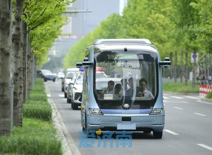 环绕“山、泉、湖、河、城”，济南自动驾驶公交车亮相中央商务区采集地图数据