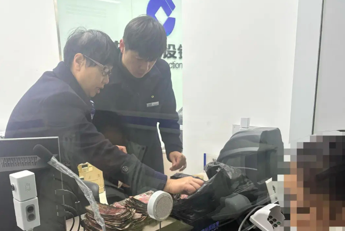 女子20余万元现金被烧成残币 银行清点兑换11.9万元