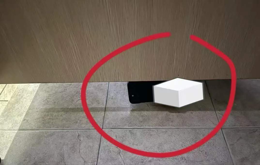 读研生疑大学女厕偷拍当场被抓，手机中未见视频该不该“不予处罚”