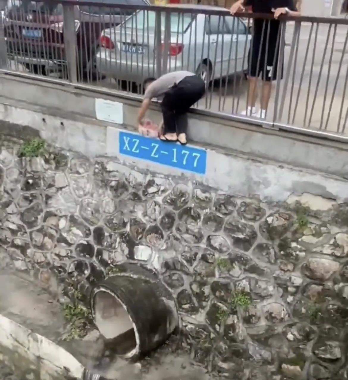 深圳一河道惊现大量成扎的钞票，一男子将其捡走，警方介入调查