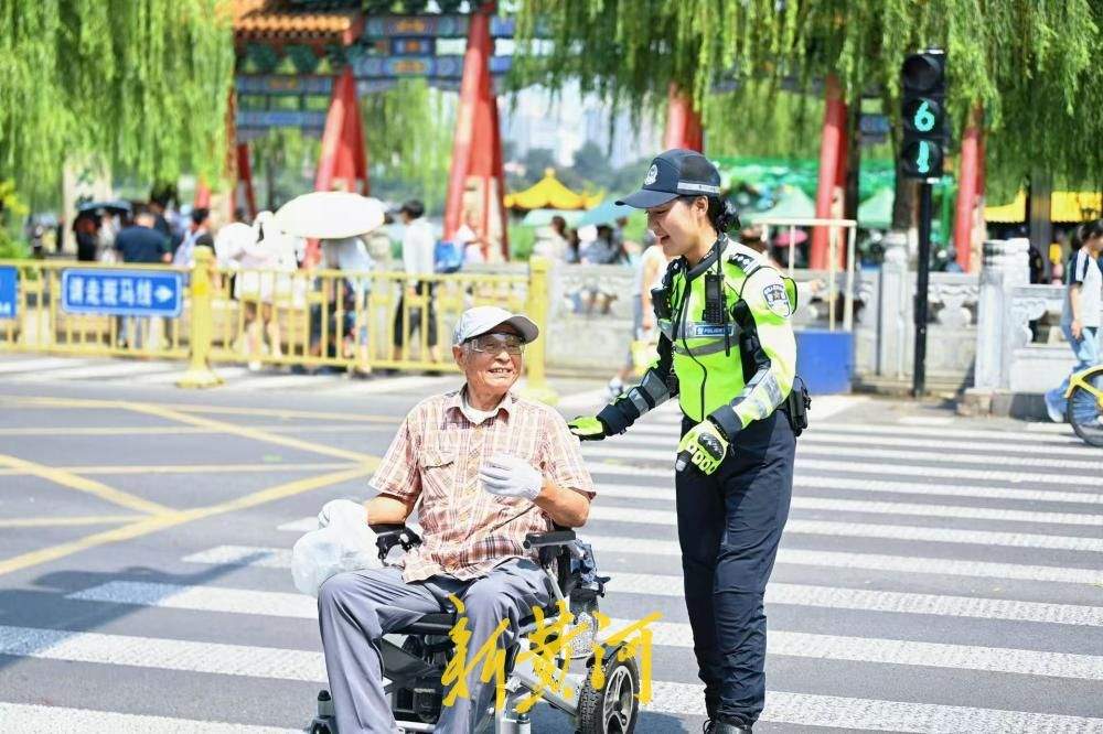 直面酷暑“烤”验 济南女交警穿梭车流护航泉水游