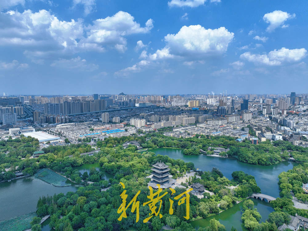 泉城烈日高温持续 蓝天白云相伴