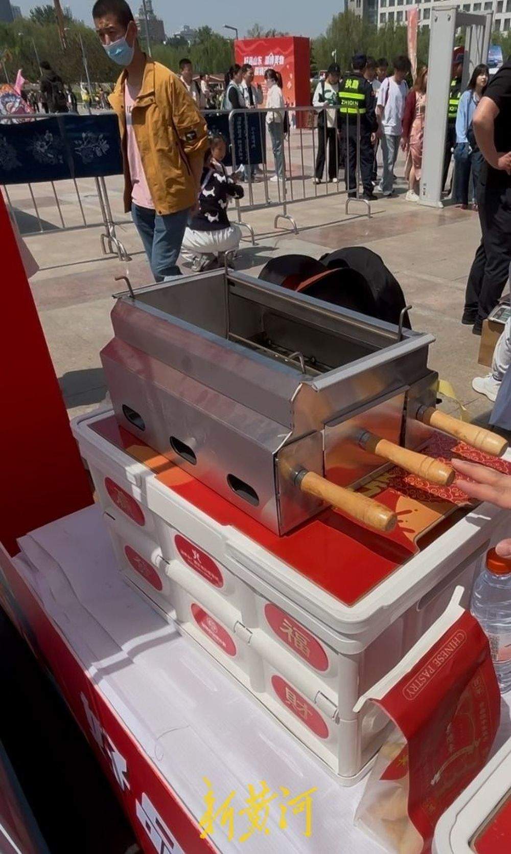 一小时狂销千串淄博烧烤燃爆展销会，食客排队争尝烟火气息