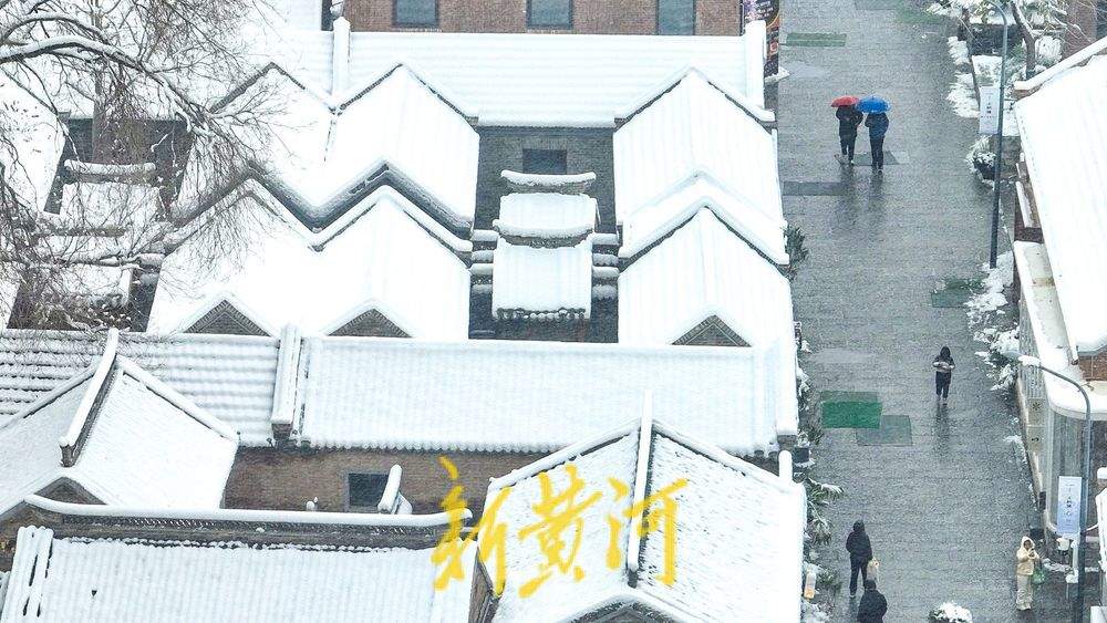 济南百年老街迎初雪 青砖红瓦披银装