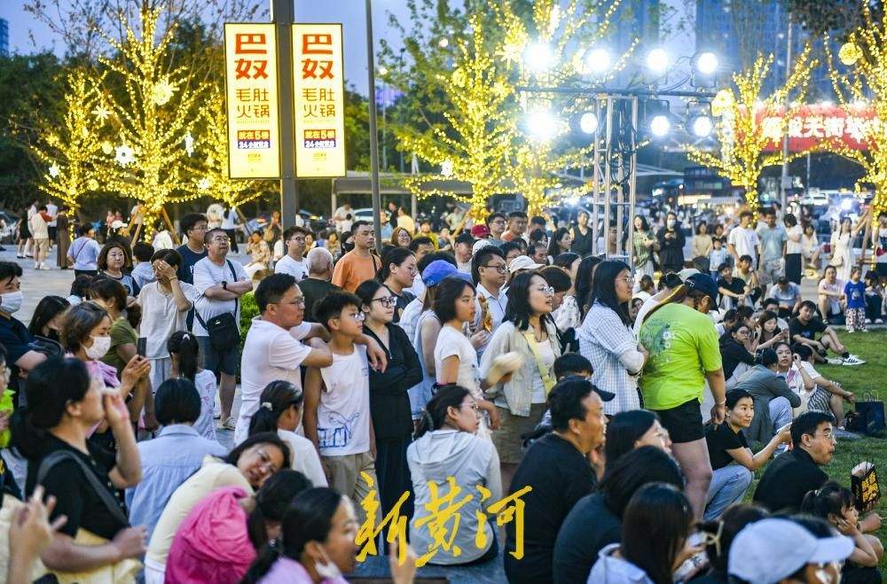 晚风为伴乐动泉城，西客站片区上演端午“晚风音乐会”