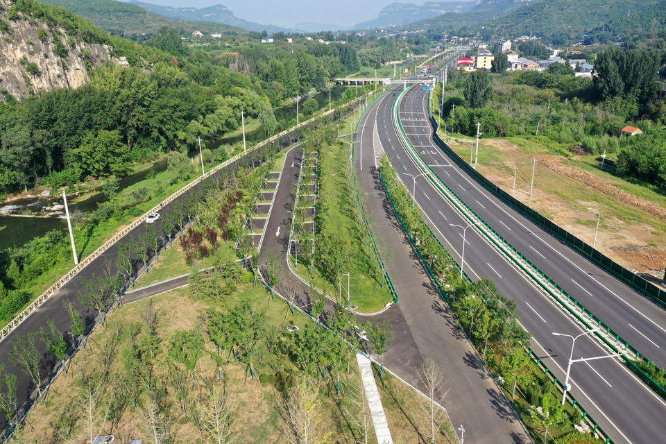 济南省道103旅游公路边，新建的“柳埠驿站”周边风景如画