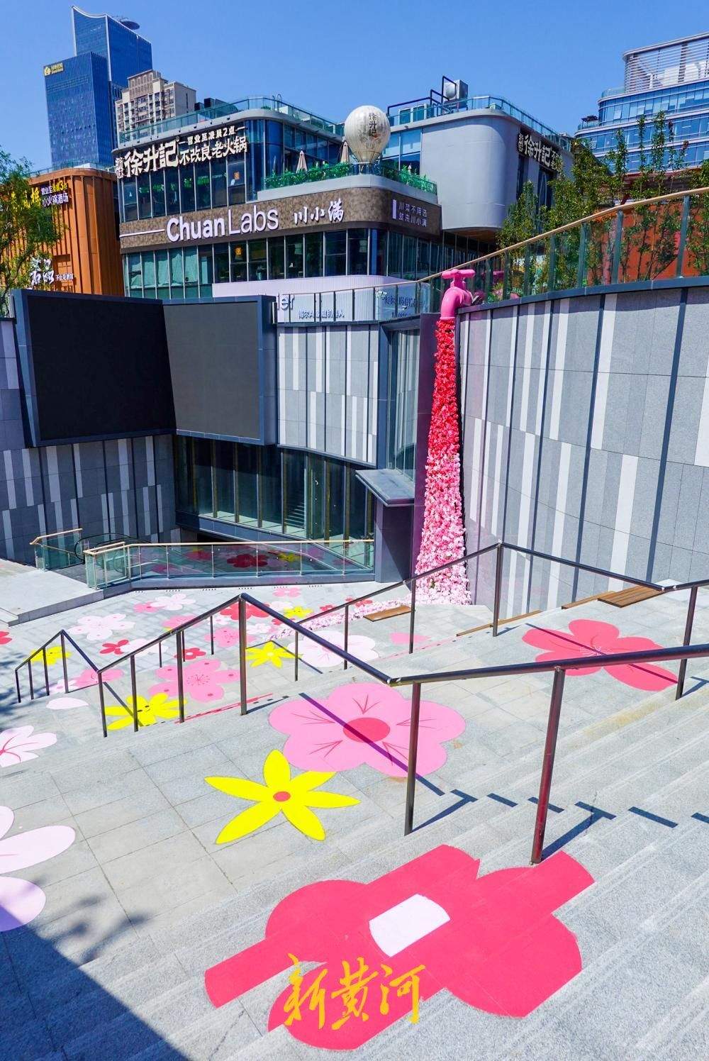济南地铁安成街站G出入口基本建成，“花海”“玫瑰瀑”成CBD新景