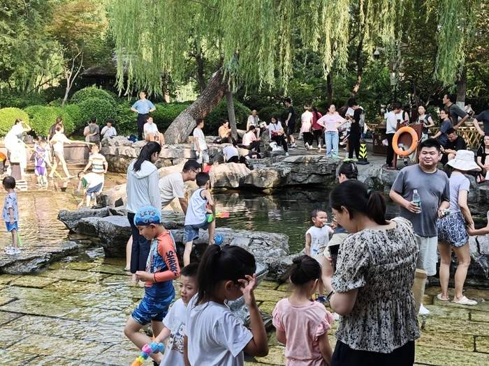 39℃高温抵挡不住的热情，五龙潭18℃清凉“爆改”高温剧本，从孩子戏水玩到老人下棋