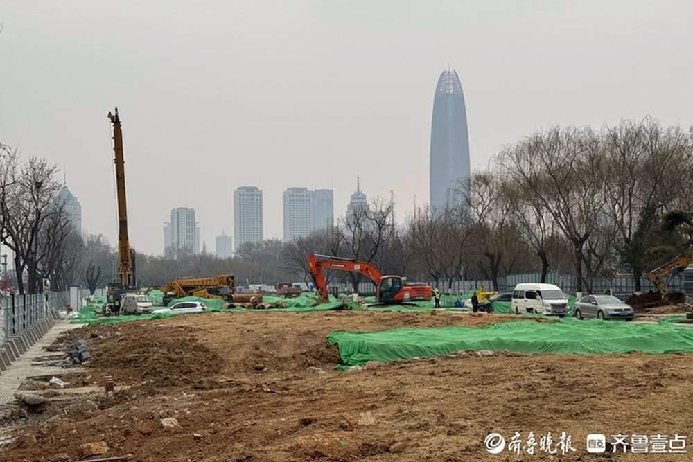 济南泉城广场智慧停车场开工建设，广场西北角将建人行地下通道