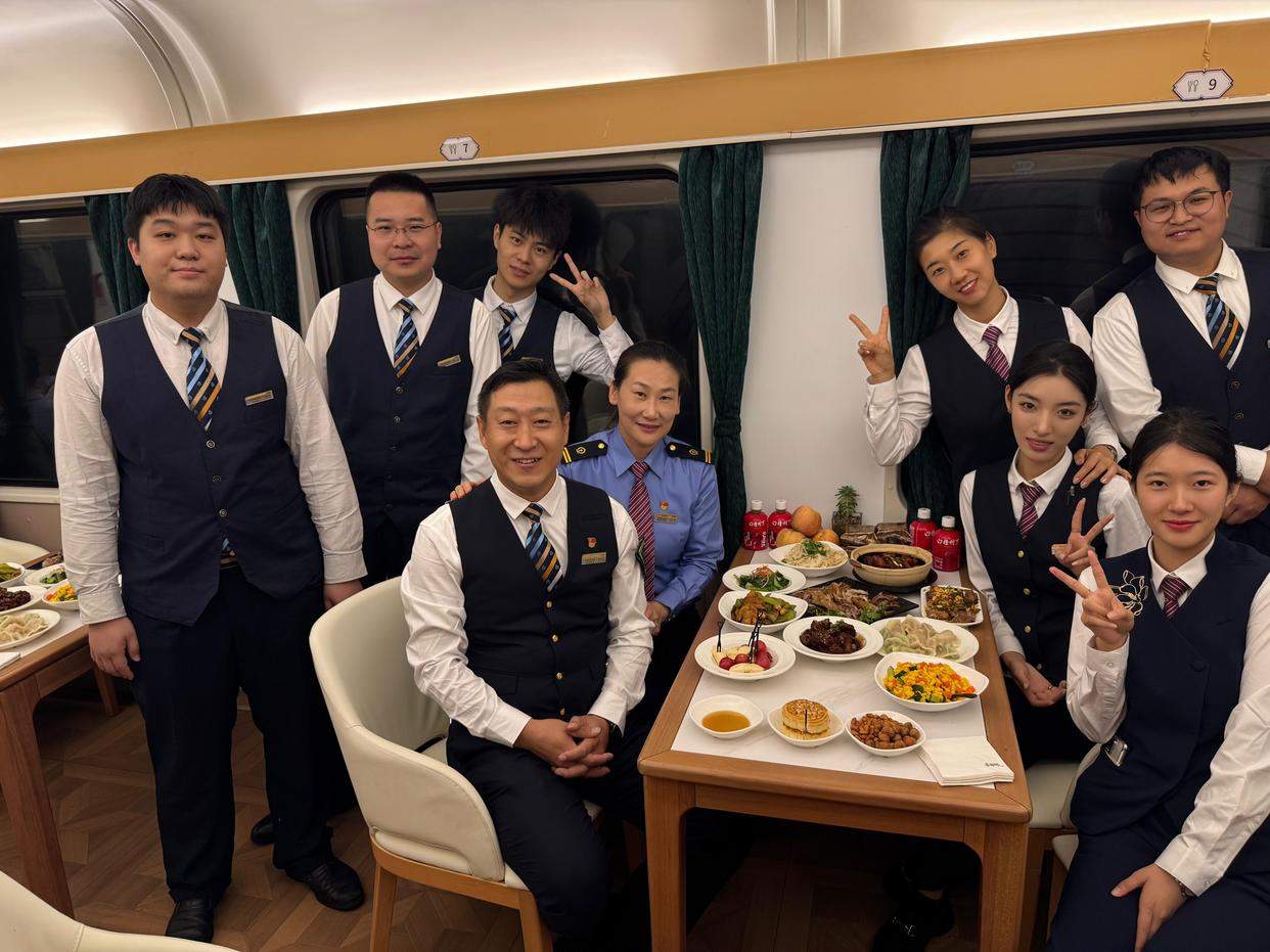 月满中秋夜 温情满归途——济南客运段广州车队乘务人员坚守岗位共度别样团圆节