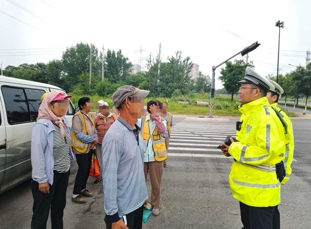 “挤”掉的是安全！面包车核载9人实载12人，驾驶员被查
