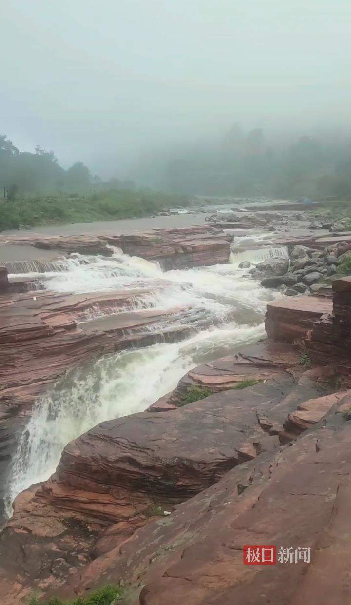 等了一年的“南太行第一瀑”老龙口瀑布今年首次出水,落差近300米,仅持续三天