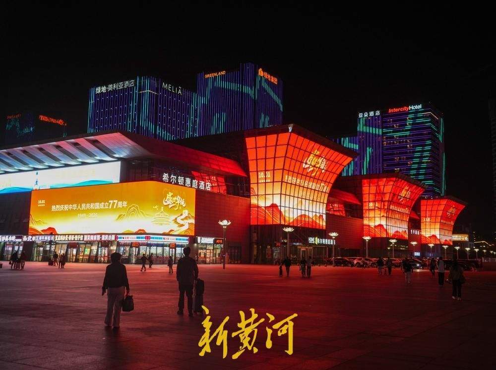 济南西站大屏致敬国之脊梁！他们才是值得仰望、世代铭记的顶流明星