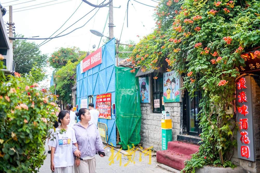修屋顶换瓦片，济南明府城老建筑进行整体修缮