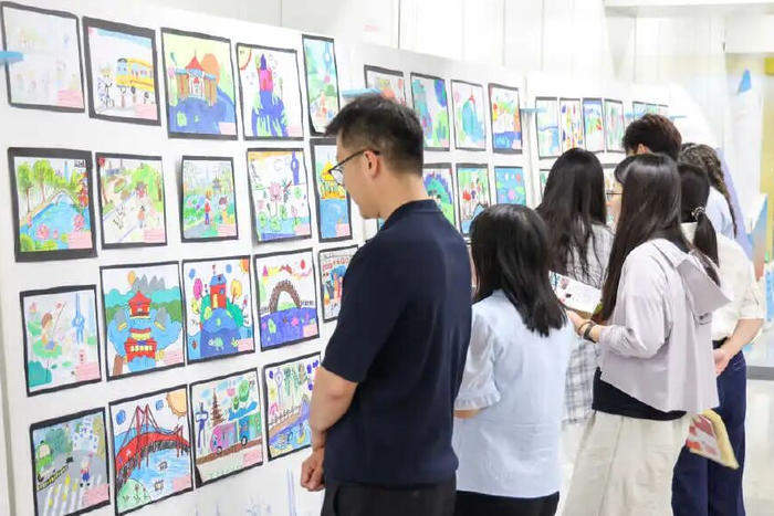 济南100座地铁站化身为“流动的儿童艺术馆”