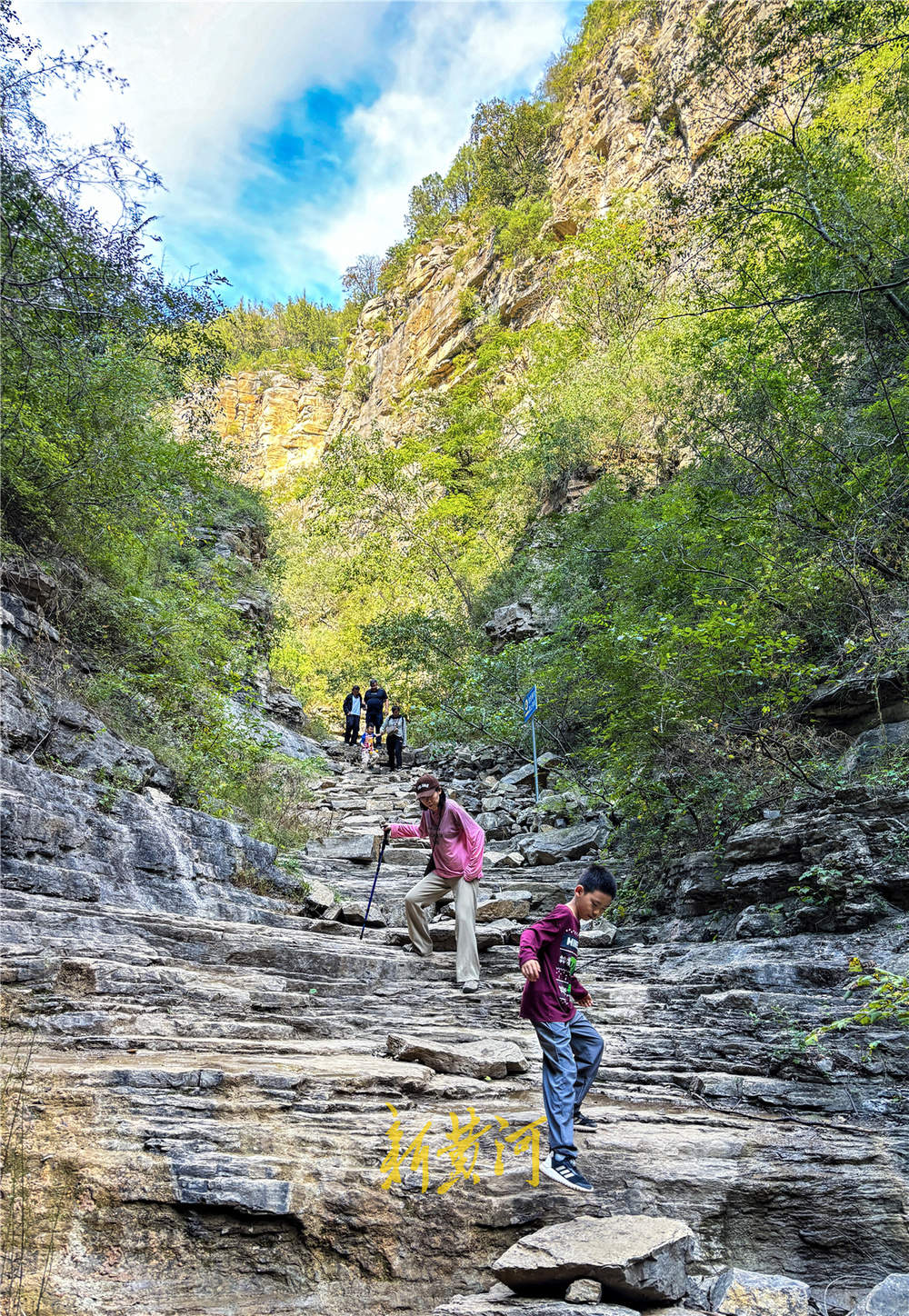 “泉”在济南享金秋｜游客在龙洞风景区“一线天”感受山崖险峻