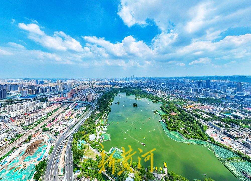 酷暑消退巧云相伴 初秋的泉城碧水映蓝天氛围感拉满