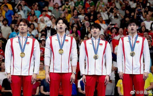 用实力赢得尊重 合影时美国游泳队让中国队站C位