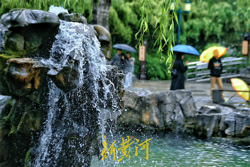 一年四季 泉在济南丨雨中“月牙飞瀑”势头更盛