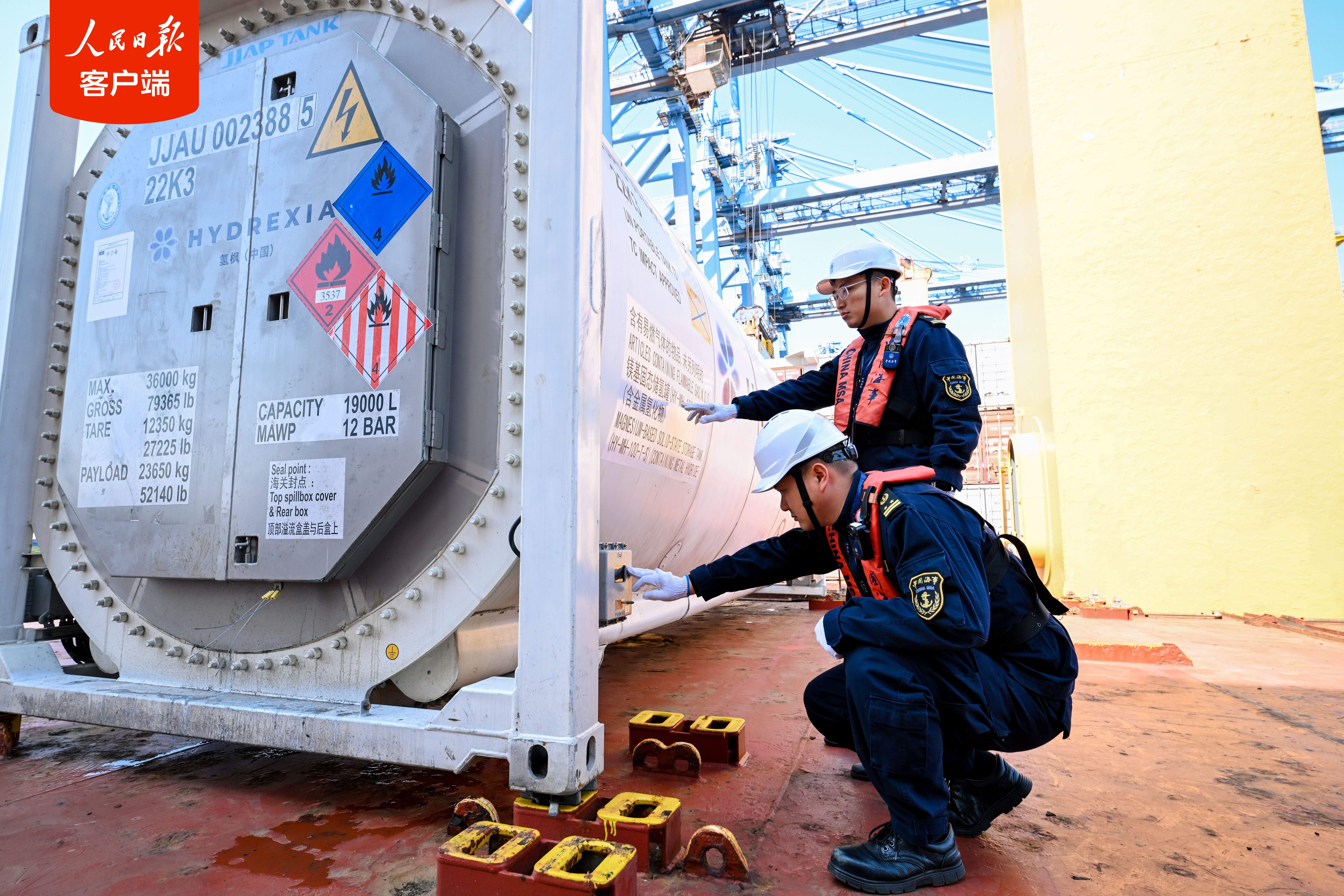 我国大型固态储氢设备实现首次充氢状态海运出口