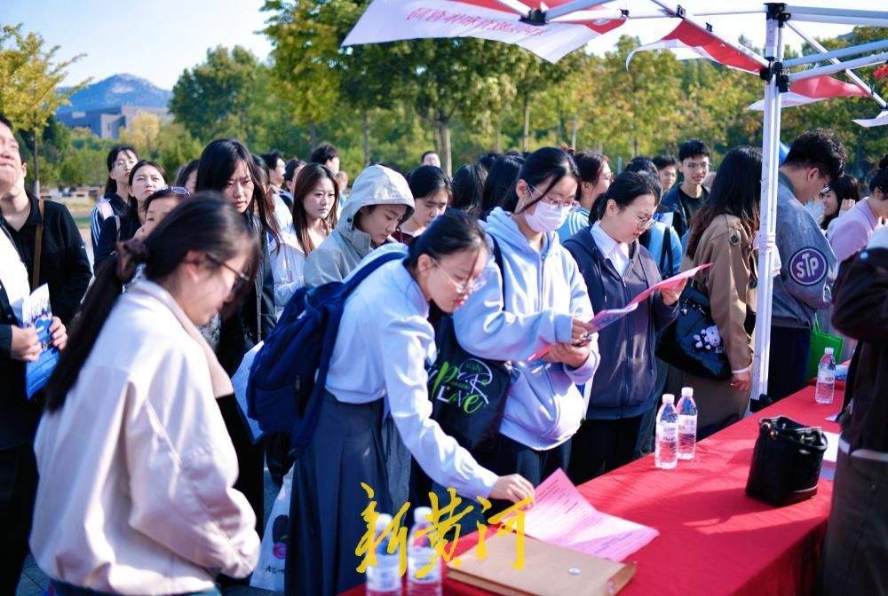 千岗聚校园 大型招聘会助力学子启航