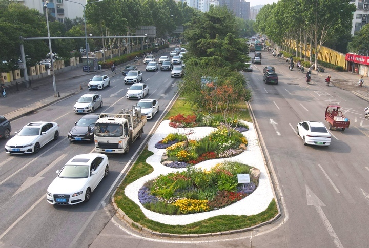 此外,在阳光新路与建宁路路口,利用道路中央绿化带端头绿地打造的"