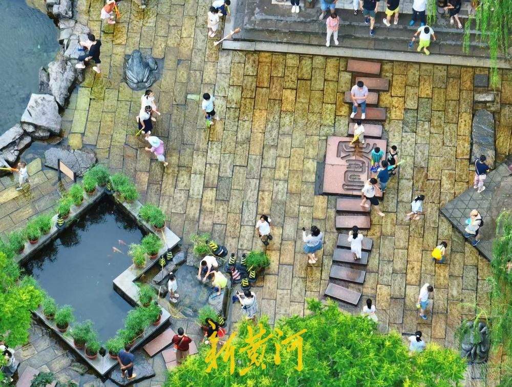 端午邂逅夏至，五龙潭青石板戏水纳凉绘泉城夏韵
