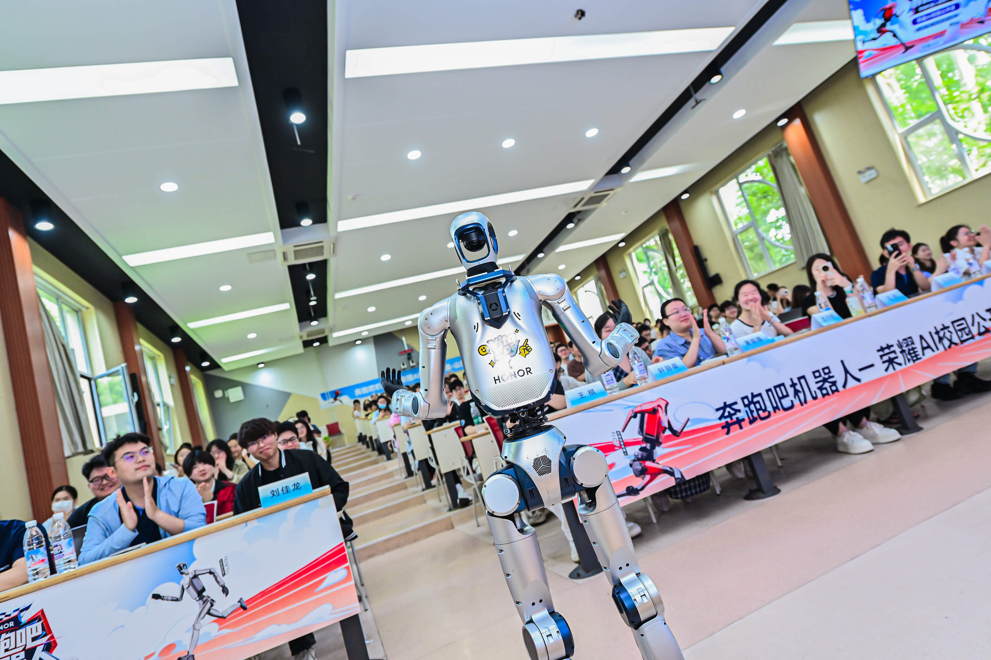 荣耀机器人走进山东大学 与学生惊喜互动