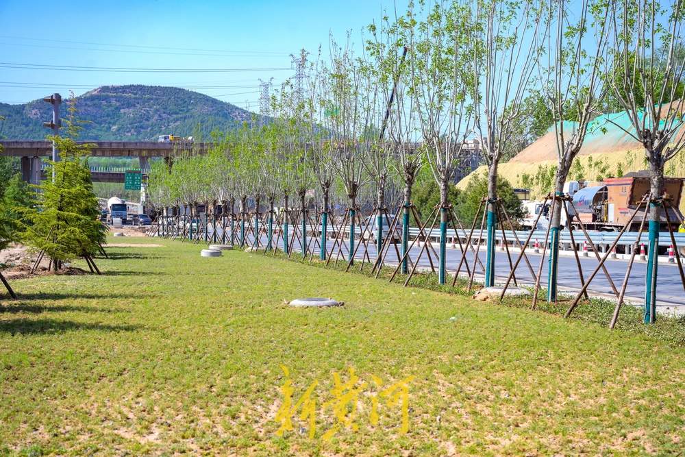 济南市区通往南山的乡村路露新貌，双向四车道串起沿线五村落