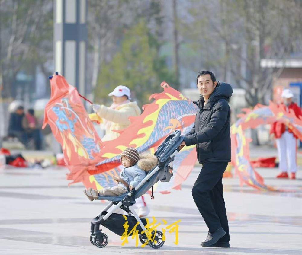 春意正浓 泉城广场成市民遛娃、健身好去处