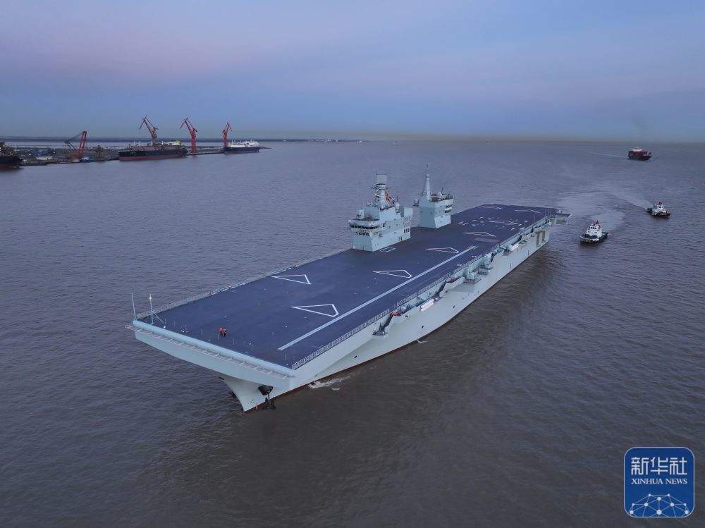 海军四川舰顺利完成首次航行试验