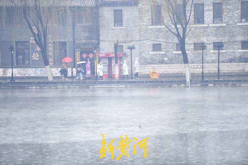 春雨润泉城 百花洲呈现“云雾润蒸”美景