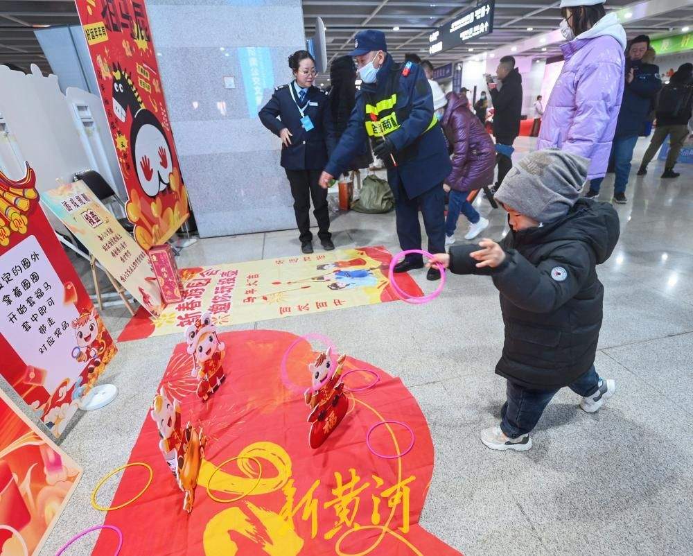 听快书看戏法，返乡路上很热闹