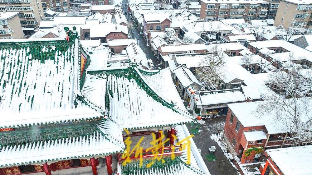 济南百年老街迎初雪 青砖红瓦披银装