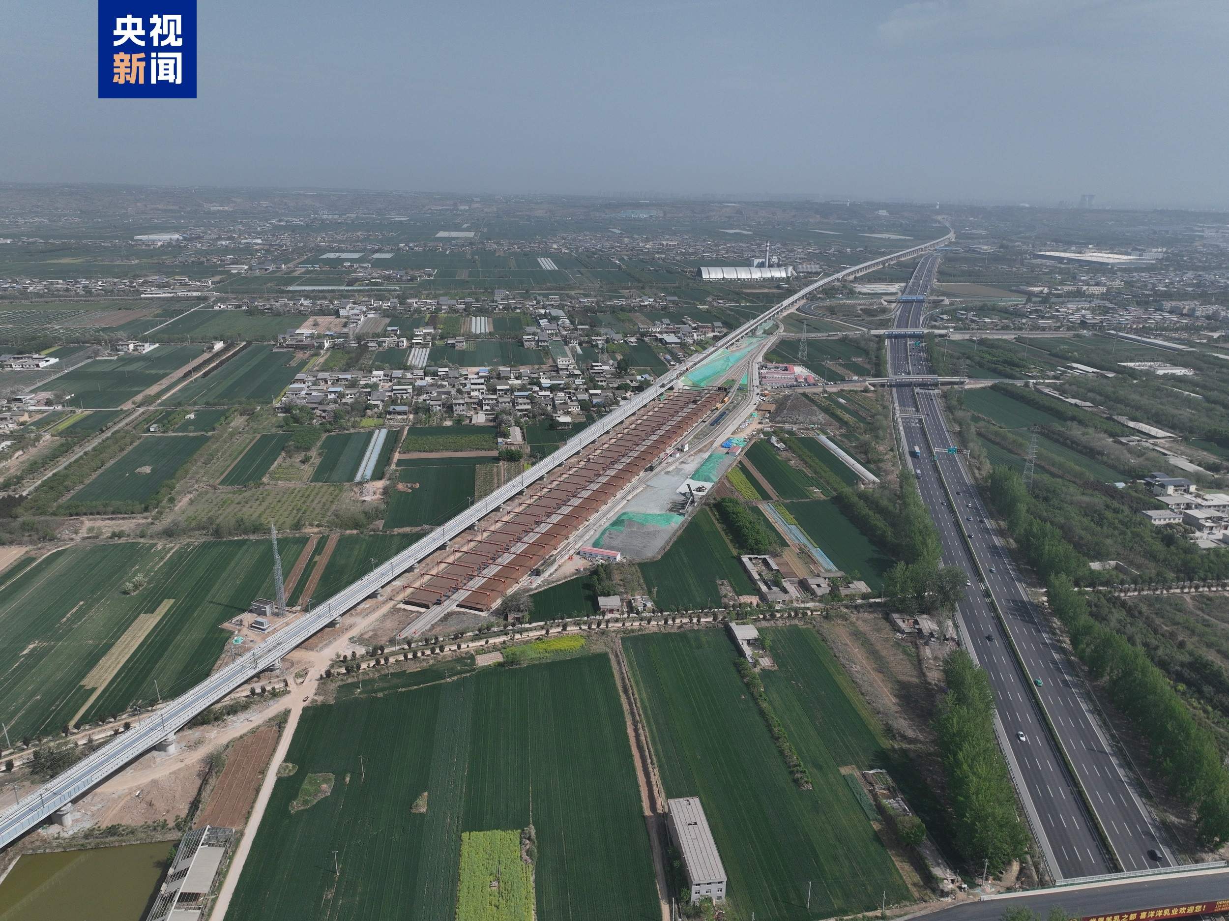 陕北革命老区首条高铁铺轨施工 西安→延安将缩短至1小时