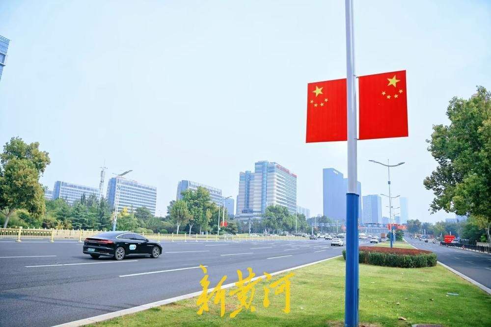 “中国红”扮靓经十路，泉城盛装迎国庆