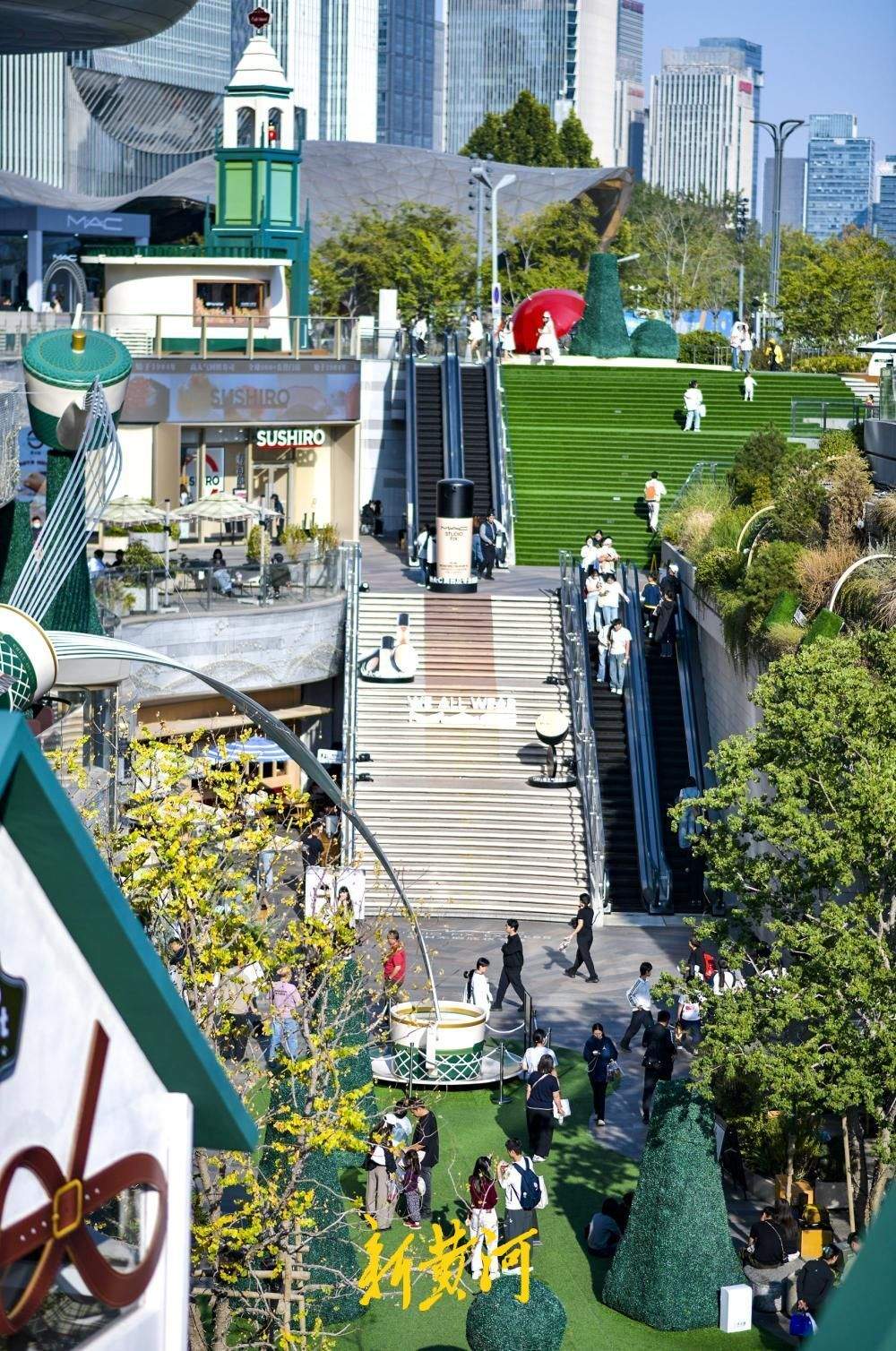 济南CBD商业综合体下沉广场换新装 8家人气首店点亮秋日微度假