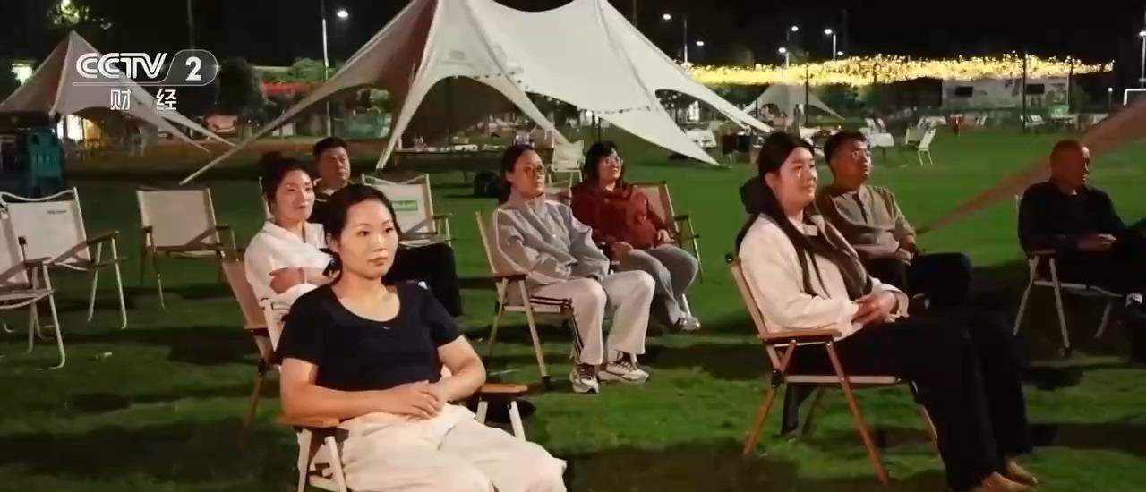 国庆档票房超11.65亿元 “电影+”带火假日消费