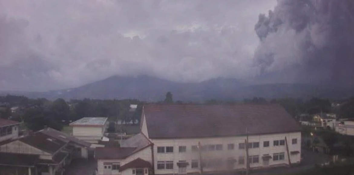 日本新燃岳火山喷发 火山灰柱高达3000米