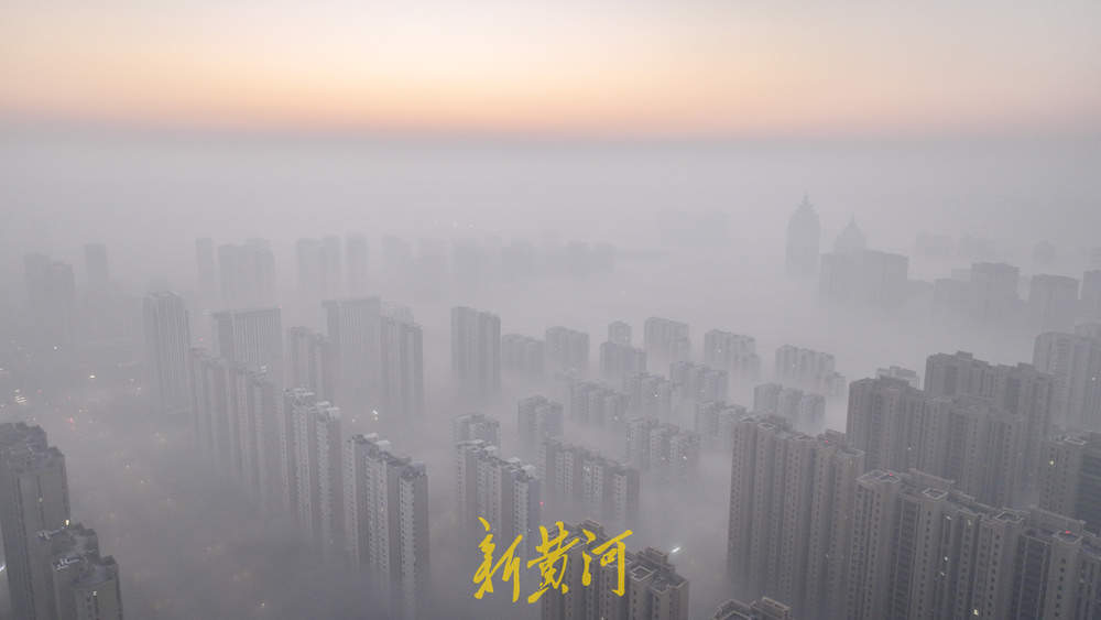 平流雾如被覆城 泉城清晨现朦胧奇景