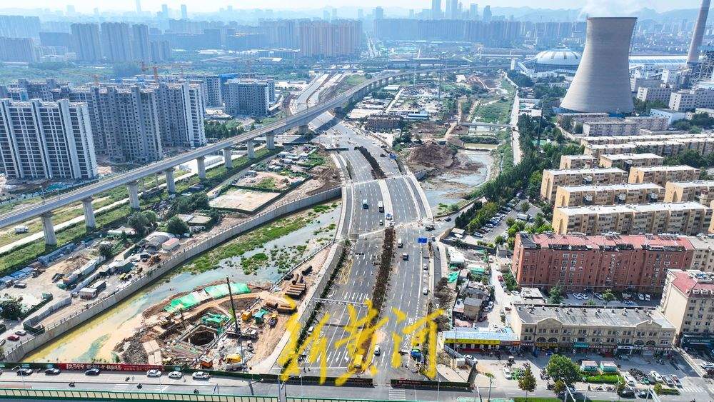 奥体西路北延全线沥青铺设到位