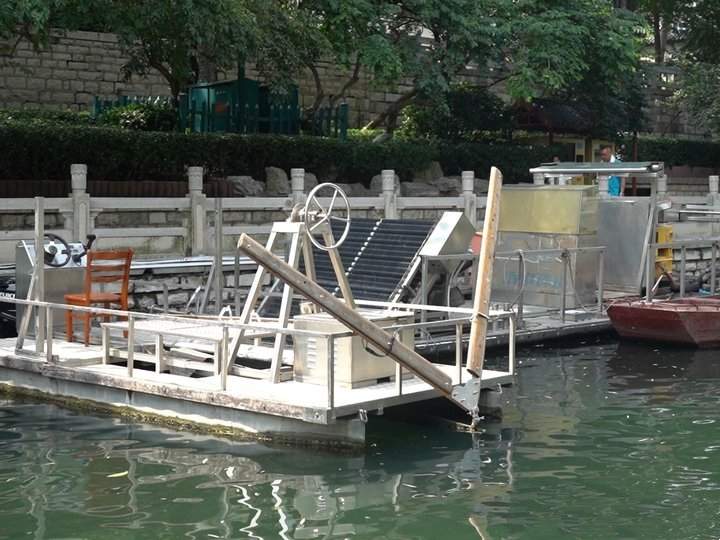 济南护城河“美容师”：一船一杆守护“一池清水”