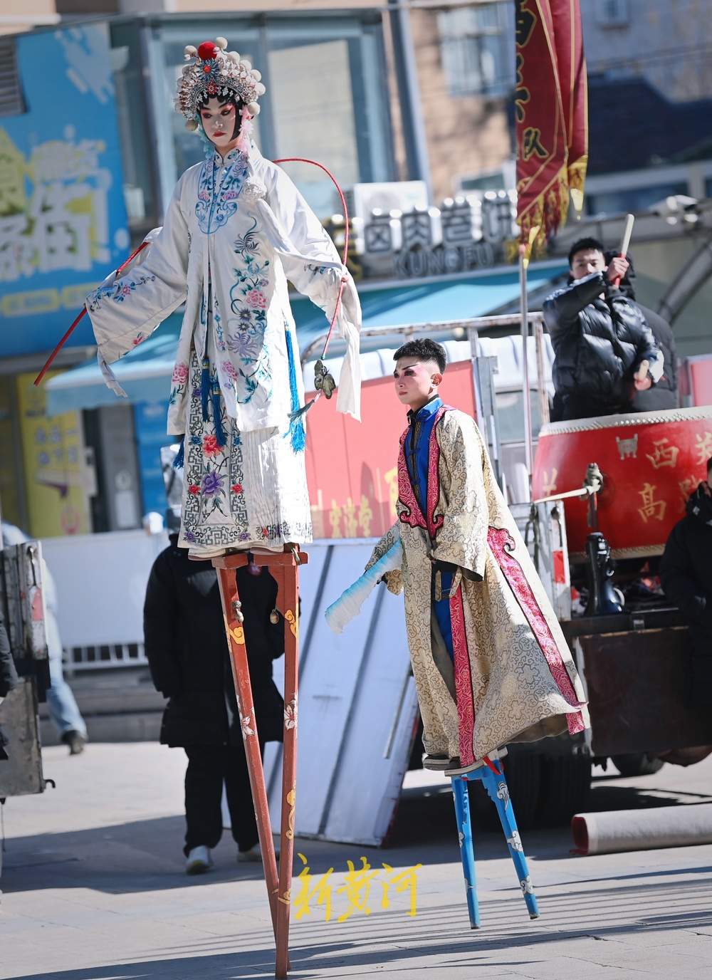 “泉”在济南过大年｜寒潮难挡迎春热，济南街头高跷队在寒风中表演