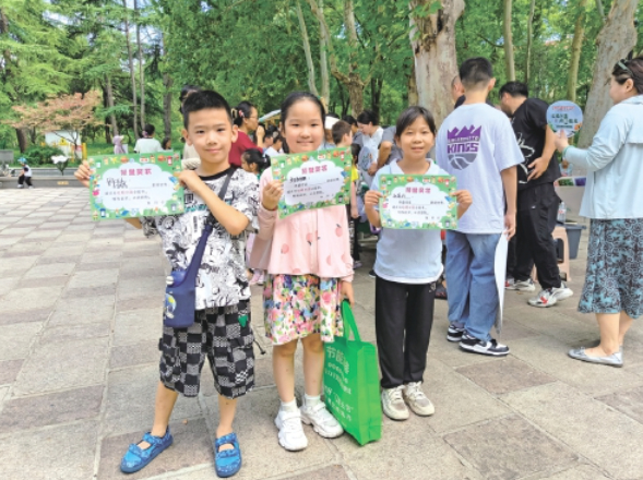 趣味互动学分类，亲子携手传环保——历城区开展垃圾分类亲子环保主题宣传活动